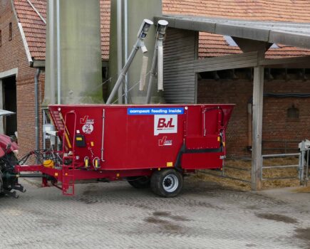 Launch for compact TMR feeder