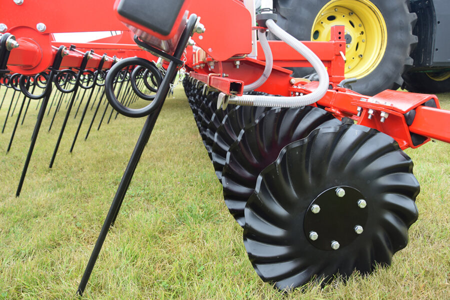 New seeder options and turbo discs for HE-VA top strigle straw harrow