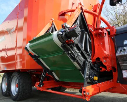 New Flexilift tilting conveyor added to Kuhn’s trailed mixer wagons