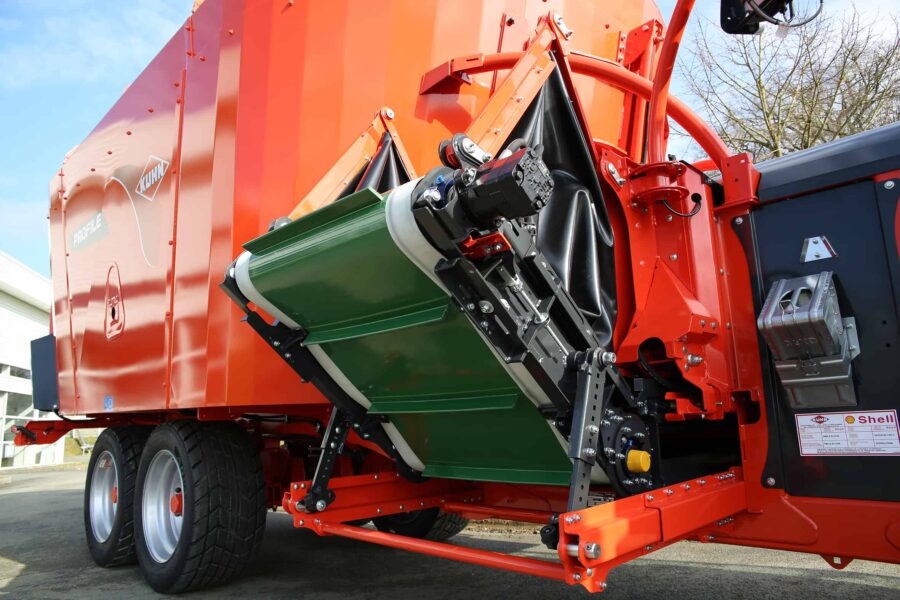 New Flexilift tilting conveyor added to Kuhn’s trailed mixer wagons