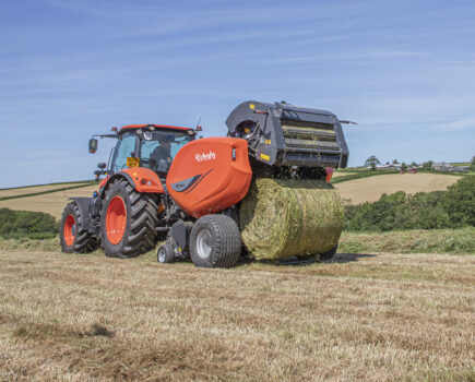 High capacity fixed chamber baler for use in heavy silage conditions