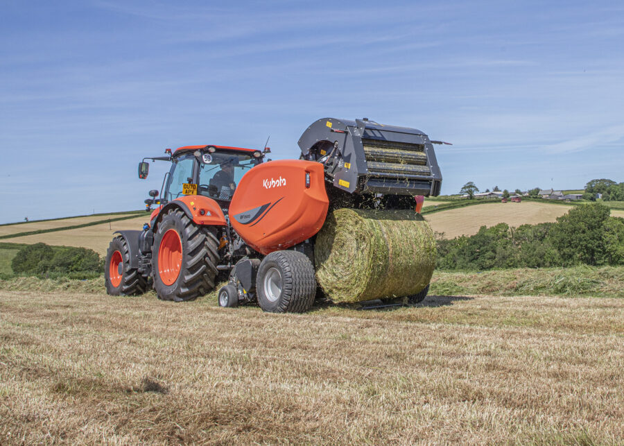 High capacity fixed chamber baler for use in heavy silage conditions