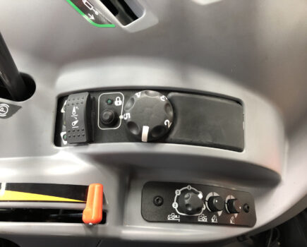 Electronic rear lift control available for M5001 tractors