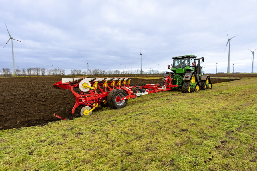 SERVO T 6000 equipped for On-Land ploughing