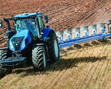 New Holland T8 GENESIS with PLM Intelligence, the productive combination of horsepower and digital power