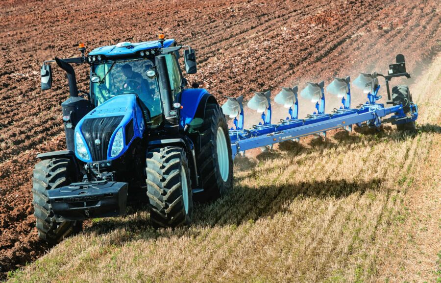 New Holland T8 GENESIS with PLM Intelligence, the productive combination of horsepower and digital power