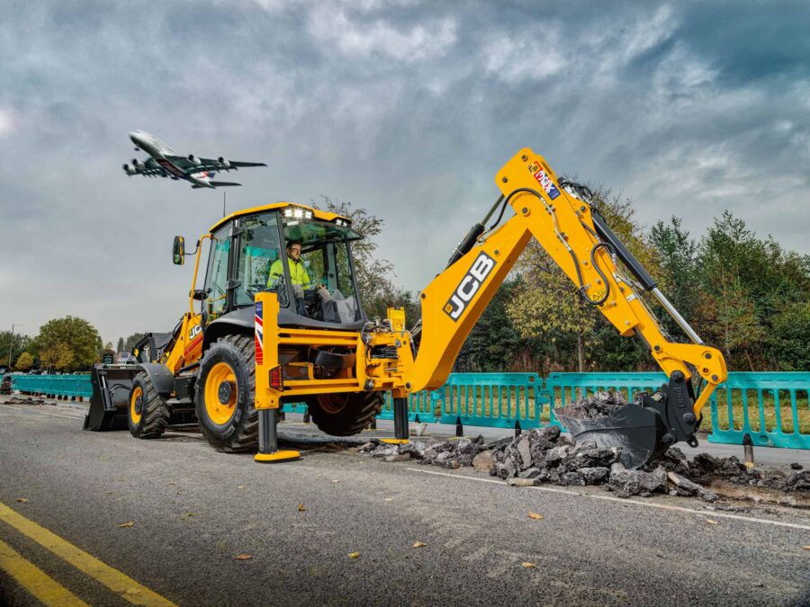 JCB updates 55kw 3CX backhoe loader