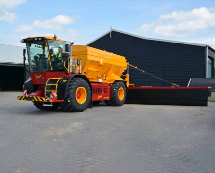 Vredo VT4556 now equipped with a lime spreader