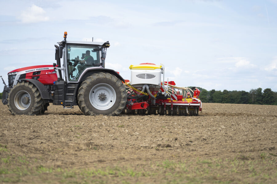 New trailed pneumatic seed drill combination